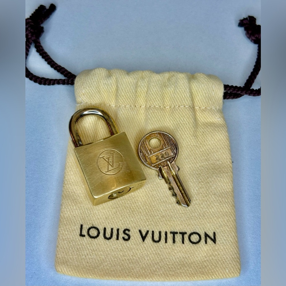 LouisVuitton Vintage Brass Lock #220, Pouch included